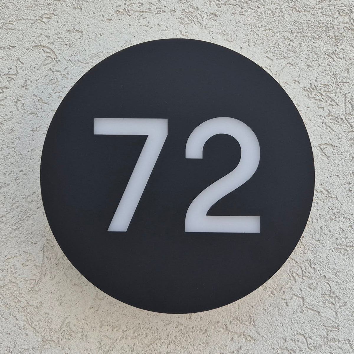 שלט מואר לכניסה לבית פרטי בעיצוב אישי - דגם מספר עגול - ShapeMixer