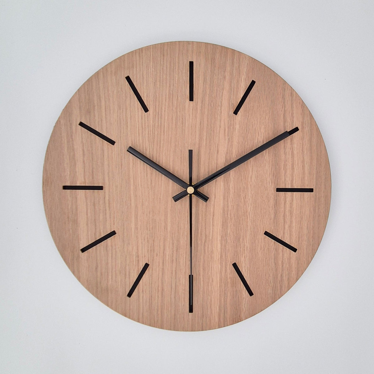 שעון קיר מעץ מעוצב לבית - דגם קו - עץ אלון - ShapeMixer