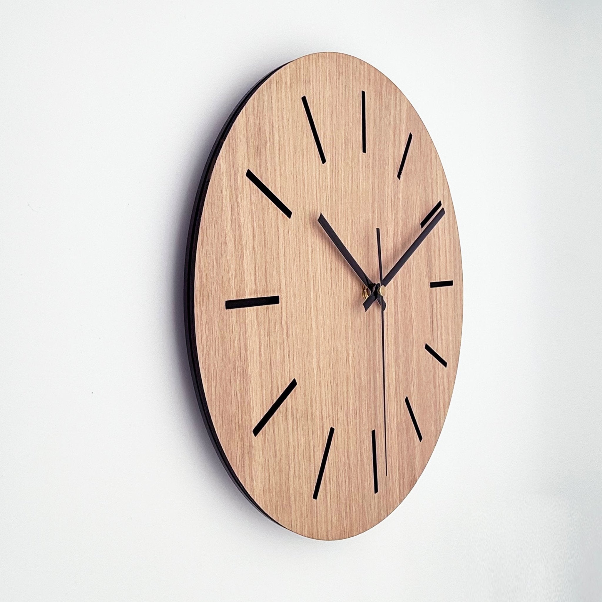 שעון קיר מעץ מעוצב לבית - דגם קו - עץ אלון - ShapeMixer