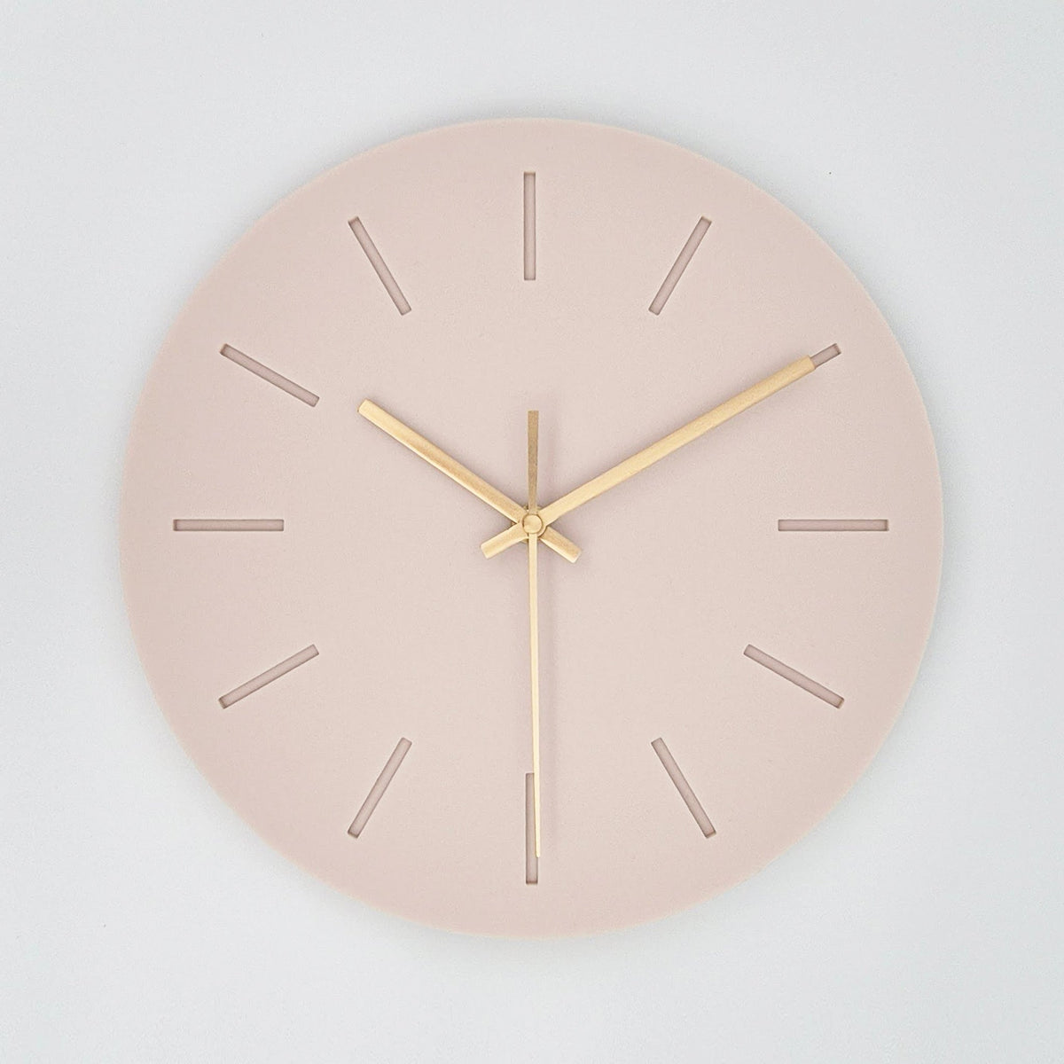 שעון קיר מעוצב לבית - דגם קו - לבן פודרה - ShapeMixer