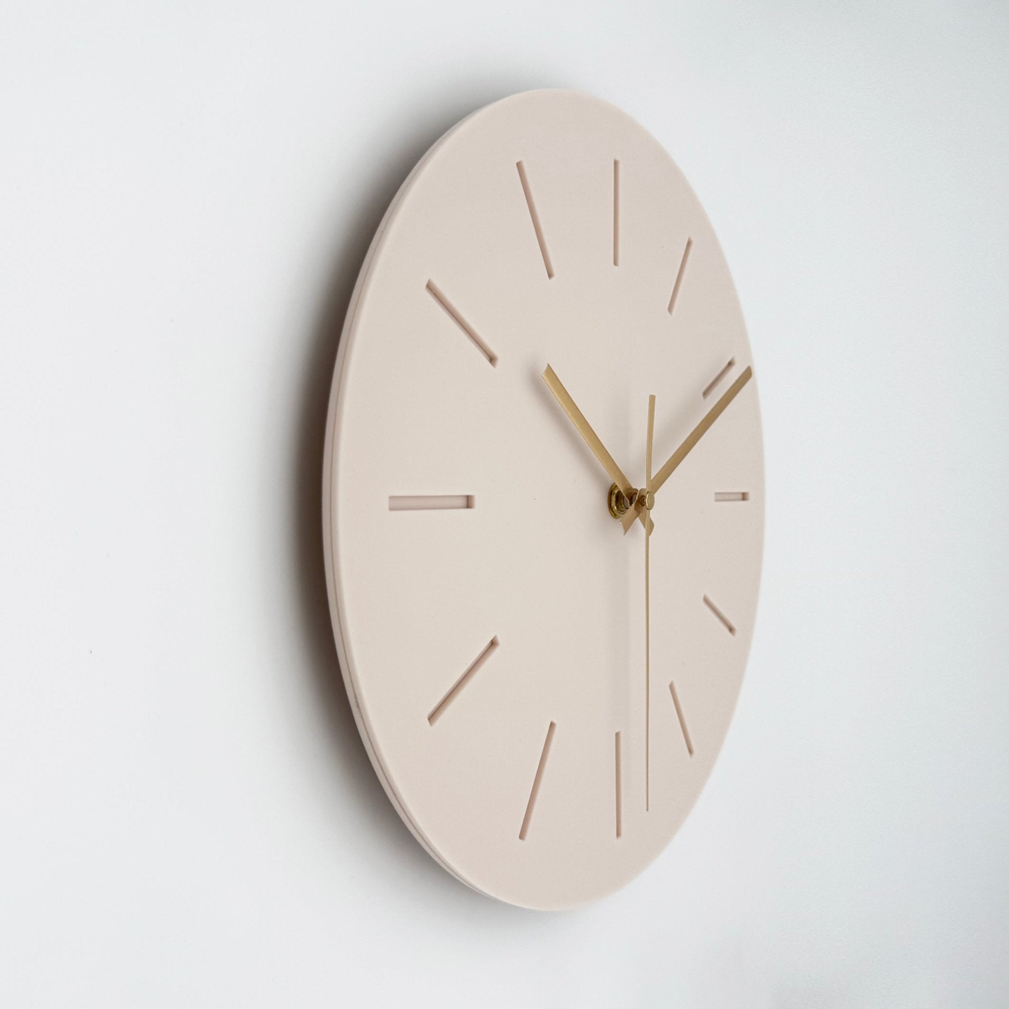 שעון קיר מעוצב לבית - דגם קו - לבן פודרה - ShapeMixer