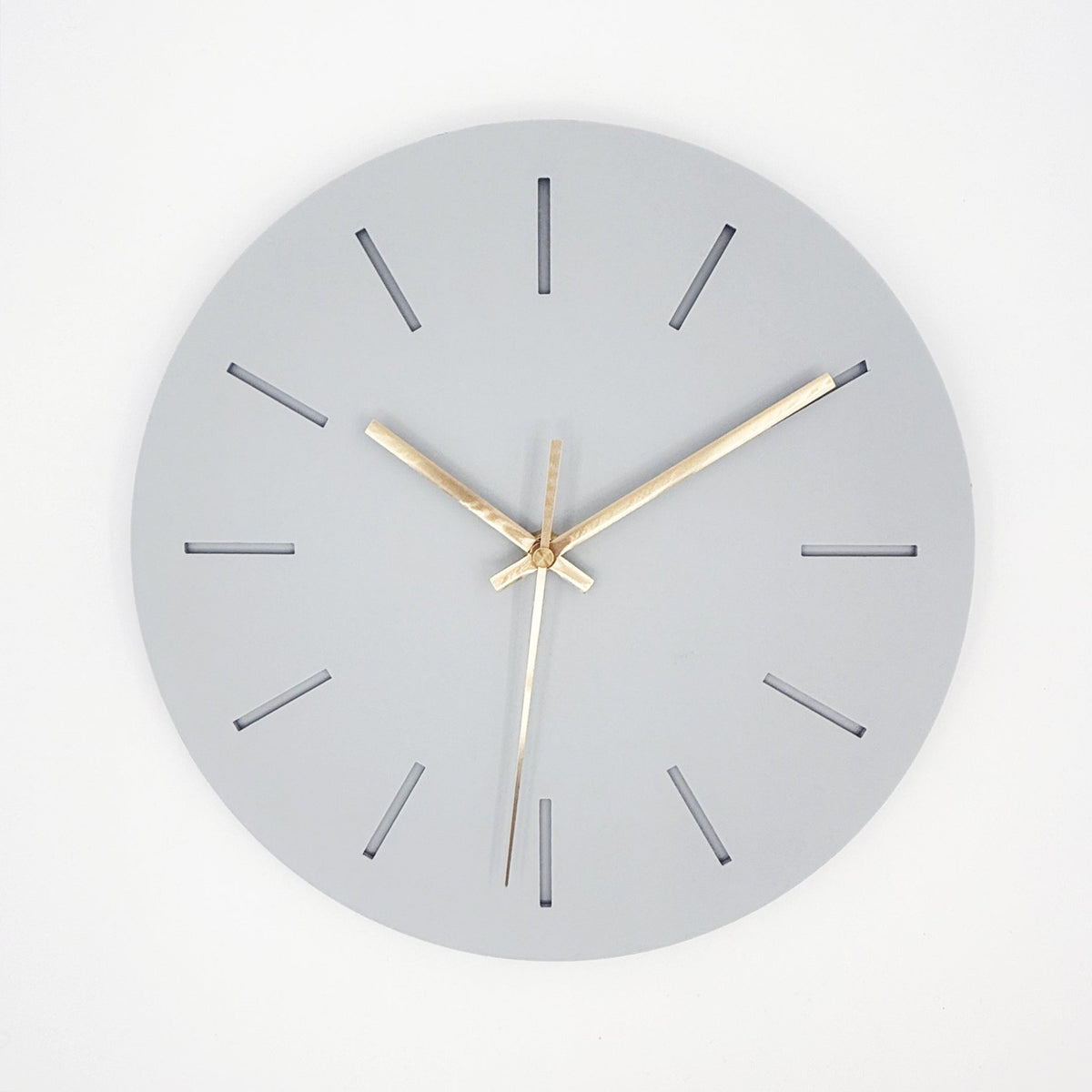 שעון קיר מעוצב לבית - דגם קו - אפור בהיר דמוי בטון - ShapeMixer