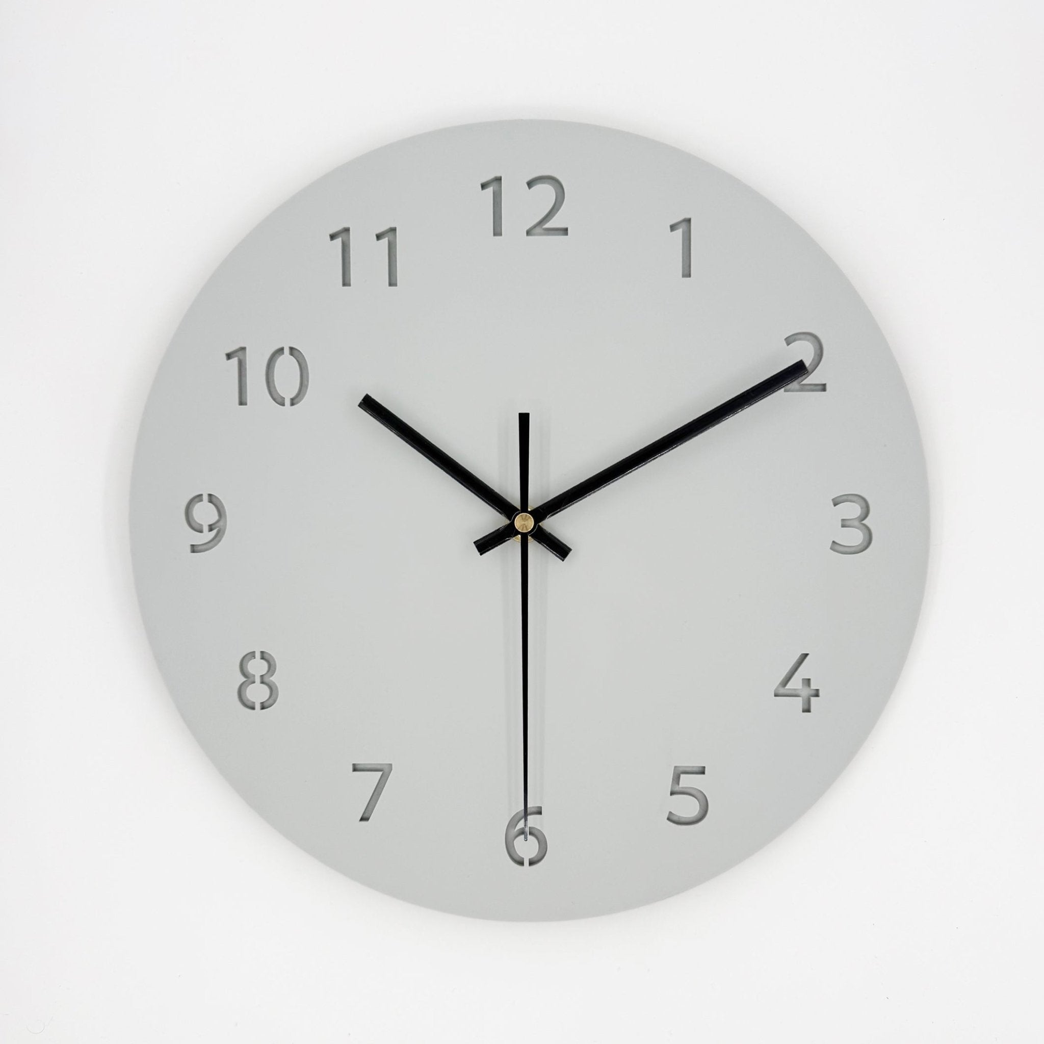 שעון קיר מעוצב לבית - דגם מספר - אפור בהיר דמוי בטון - ShapeMixer