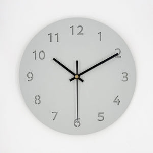 שעון קיר מעוצב לבית - דגם מספר - אפור בהיר דמוי בטון - ShapeMixer