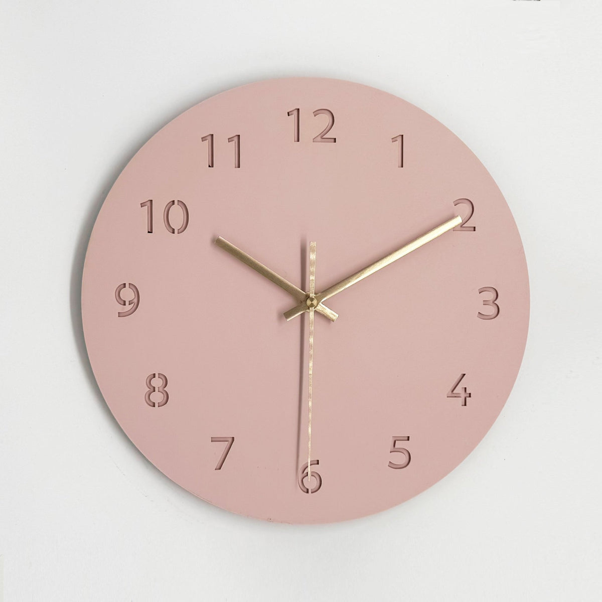 שעון קיר מעוצב לבית - דגם מספר - ורוד בהיר - ShapeMixer