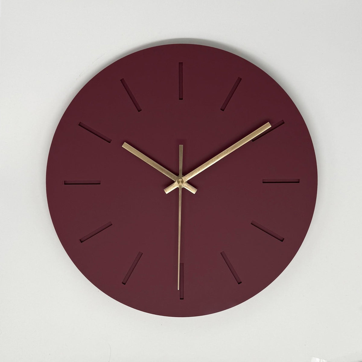 שעון קיר מעוצב לבית - דגם קו - בורדו - ShapeMixer