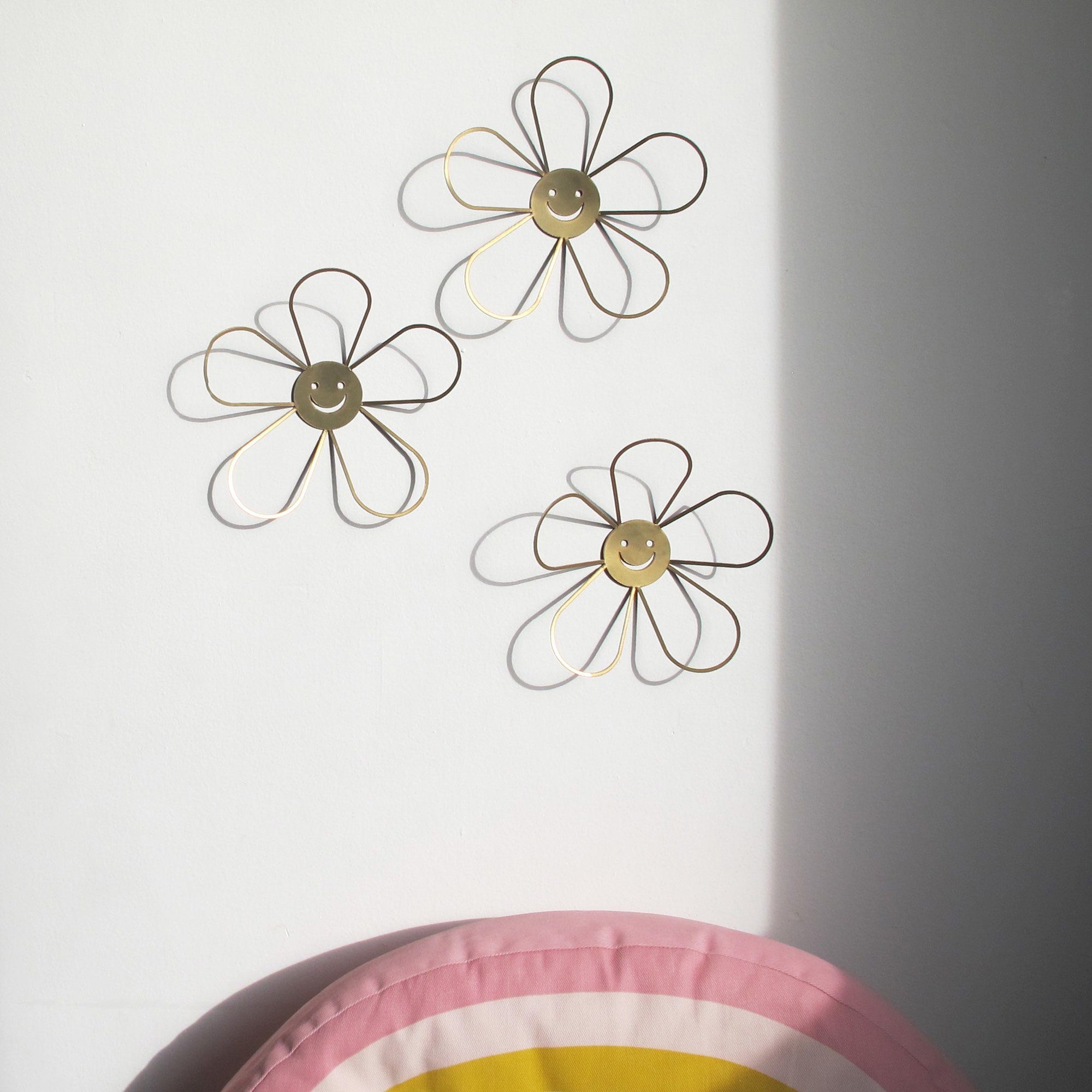 Pack of 3 Smiley flowers to hang on the wall | Wall Decor ShapeMixer 